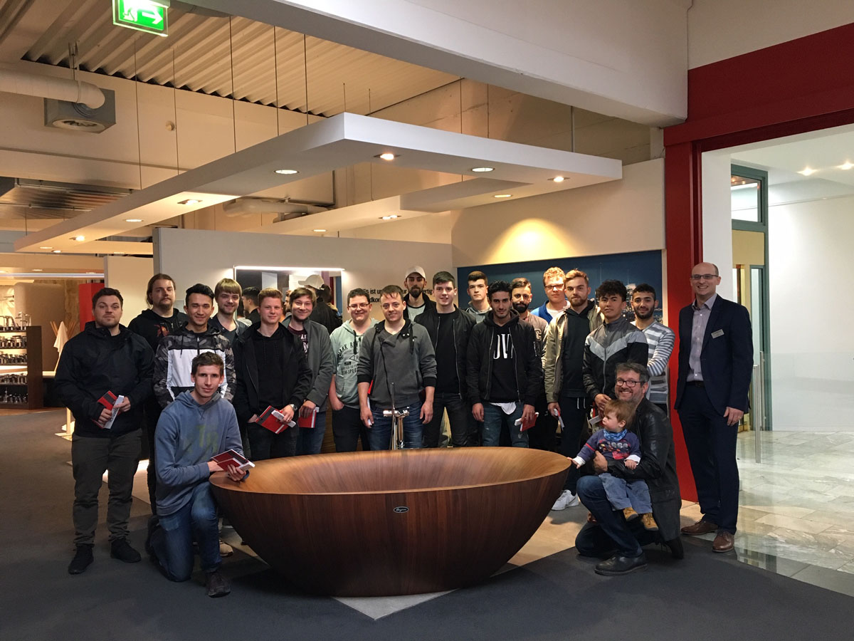 Besuch der Firma Ottenbruch vom 2.Lehrjahr der Anlagenmechaniker der Friedrich-Ebert-Schule, Esslingen. In spannenden Vorträgen lernten sie viel zum Thema Badplanung.