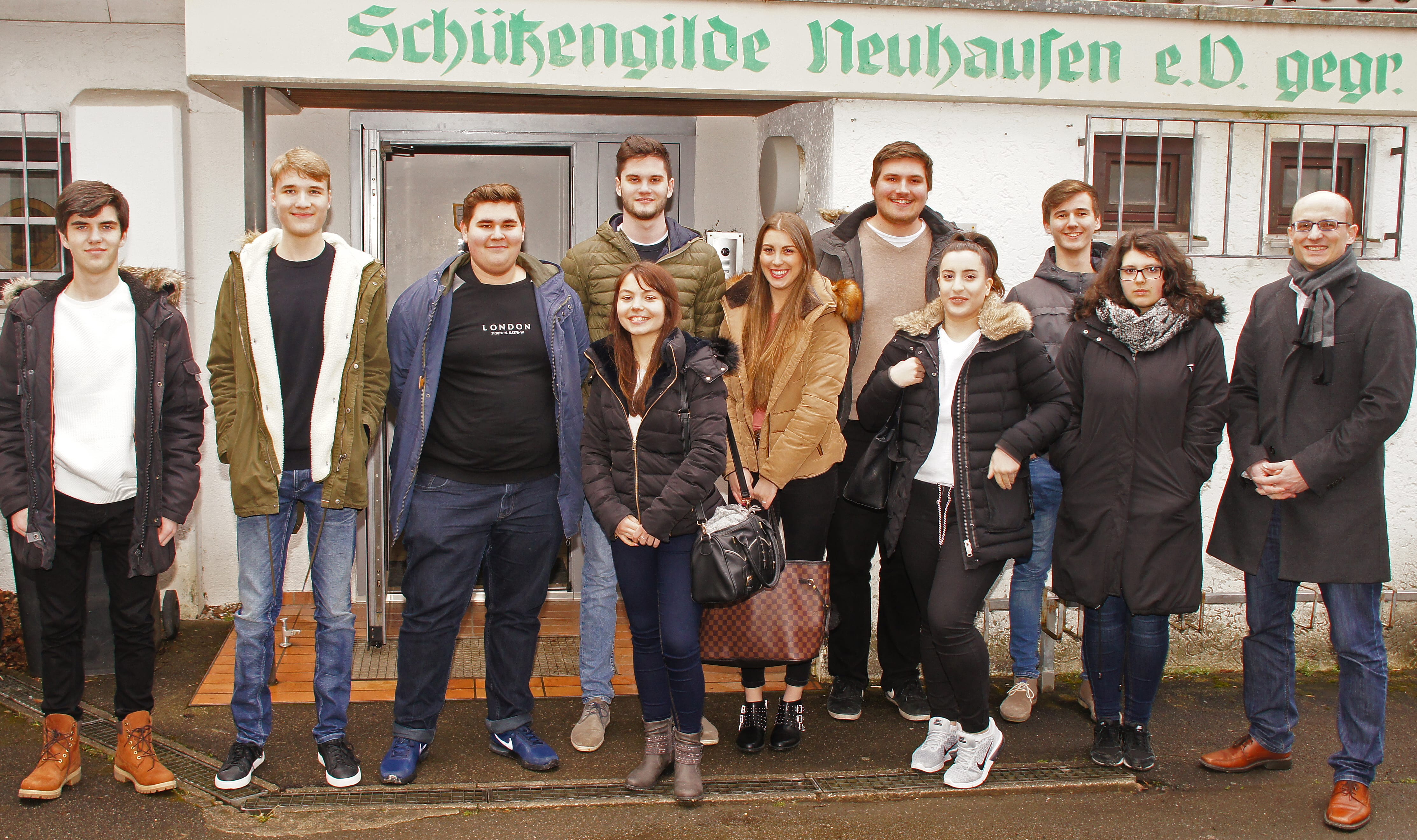 Azubitag 2018 der Firma Ottenbruch: Morgens gab es ein Seminar zum Thema Grundlagen der Gesprächsführung, danach ein gemeinsames Mittagessen, im Anschluß präsentierten die Lehrjahre ihre vorbereiteten Themen. Danach ging es zum Schützenhaus Neuhausen wo es einen kleinen Wettbewerb gab. Zum Asuklang haben wir gemeinsam dort zu Abend gegessen. Azubitag 2018 der Firma Ottenbruch: Morgens gab es ein Seminar zum Thema Grundlagen der Gesprächsführung, danach ein gemeinsames Mittagessen, im Anschluß präsentierten die Lehrjahre ihre vorbereiteten Themen. Danach ging es zum Schützenhaus Neuhausen wo es einen kleinen Wettbewerb gab. Zum Asuklang haben wir gemeinsam dort zu Abend gegessen.