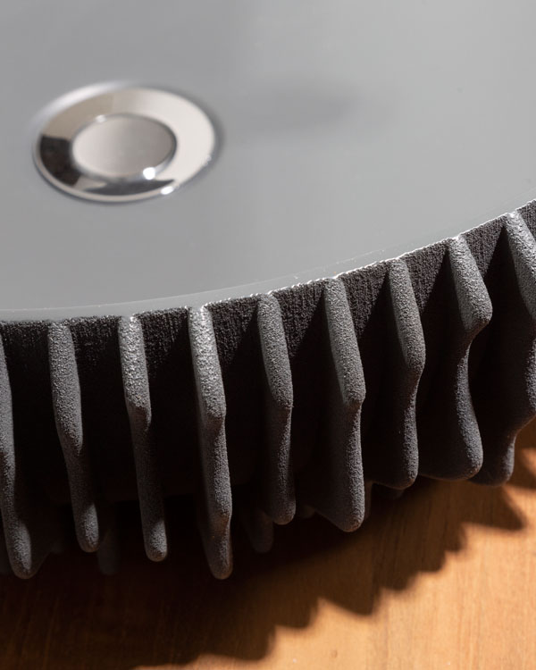 Sandhelden: Detailansicht eines grauen Waschbeckens aus dem 3D-Drucker