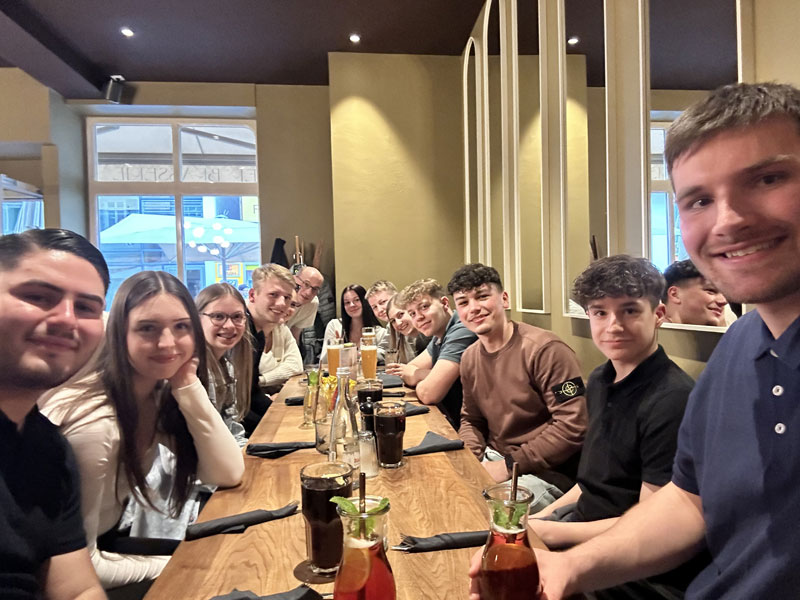 Auszubildende der Firma Ottenbruch mit ihrem Ausbildungsteam beim Mittagessen anlässlich des Azubitags 2024