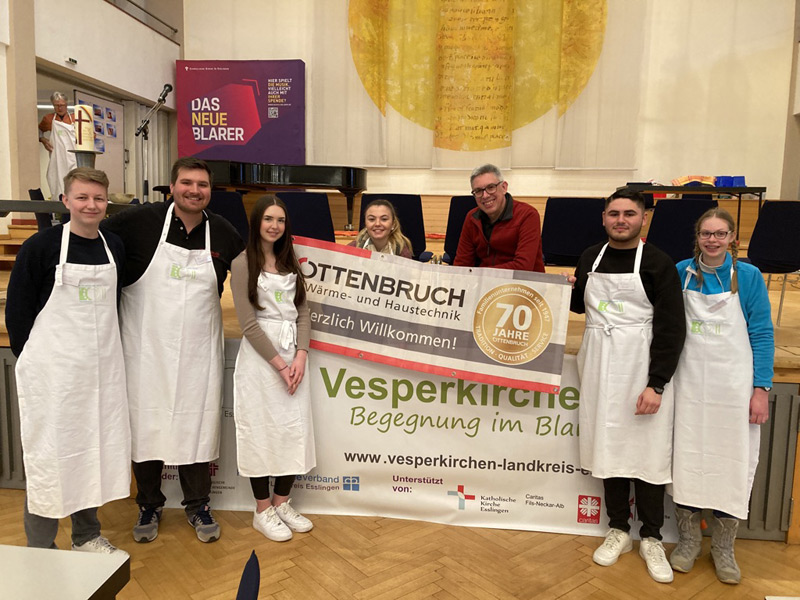 Auszubildende der Firma Ottenbruch bei der Vesperkirche 2023.