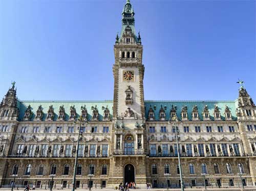 Azubi-Austausch in Hamburg bei der Firma Peter Jensen. Hier das Hamburger Rathaus.