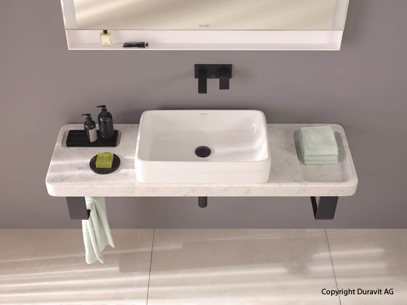 Duravit Serie Qatego Aufsatzwaschtisch Schale weiß Konsole weiß marmoriert Wandarmatur schwarz