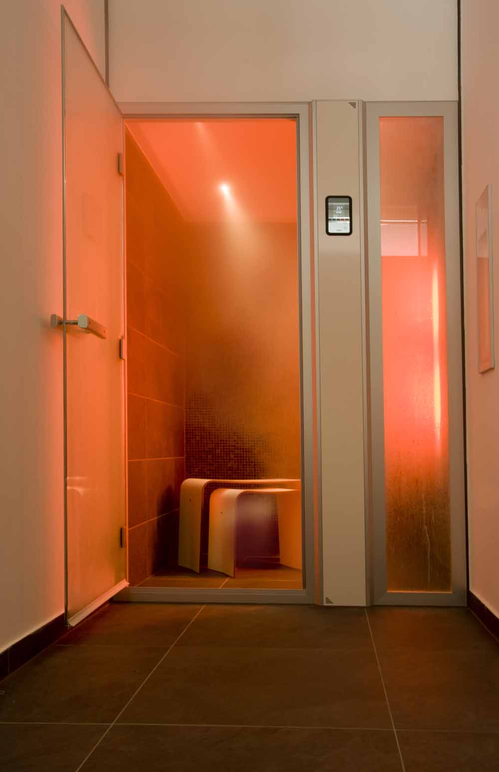  Klaus Schlenker GmbH, Tylö, Infarotkabine, Vitamin D, Infrarotlicht oder eine niedrige Menge UV-Licht in eine Dusche oder Dampfdusche integriert