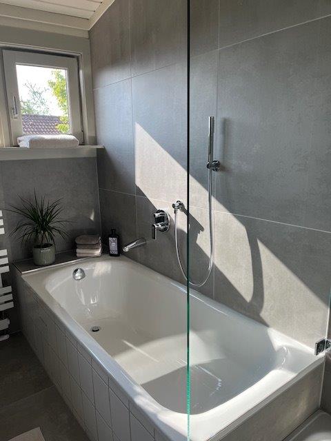 Referenzbild Bad in Grautönen Badewanne in weiß