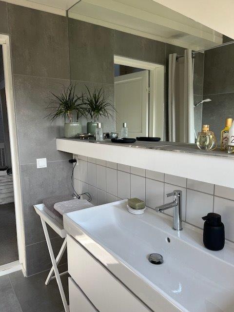 Referenzbild Bad in Grautönen Waschtisch großes Waschbecken in weiß