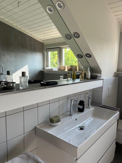 Referenzbild graues kleines Bad Dachschräge Waschtisch  Unterschrank in weiß mit zwei Auszügen eingebauter Spiegel