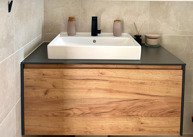 Referenzbild Waschtisch in Holzoptik Gold Craft Oak Nachbildung Korpus Basalat Aufsatzschale in weiß Armatur schwarz