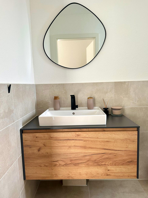 Referenzbild Waschtisch in Holzoptik Gold Craft Oak Nachbildung Korpus Basalat Aufsatzschale in weiß Armatur schwarz